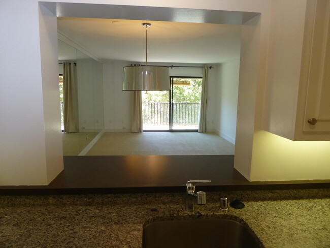 Building Photo - MIDDLE, END UNIT CONDO IN SPYGLASS WITH ST...