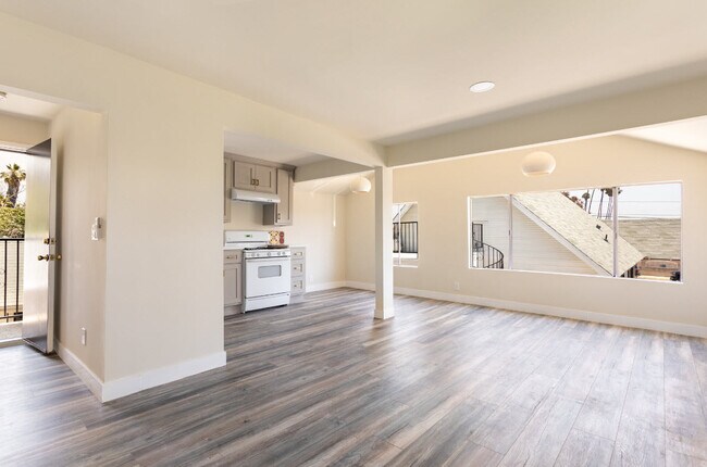 Livingroom - 1005 Calzona St