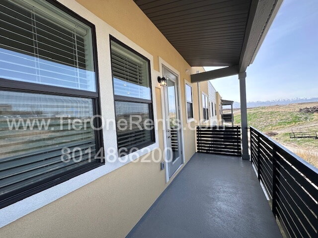 Building Photo - Move-in special:  First month's rent free!