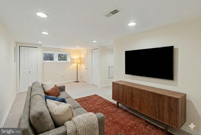 Building Photo - 62 W Lodges Ln