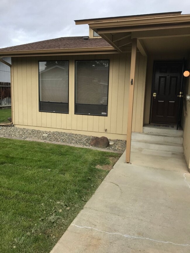 Building Photo - 3219-3219 Vincenta Dr