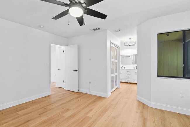 Building Photo - Charming Townhouse for Lease