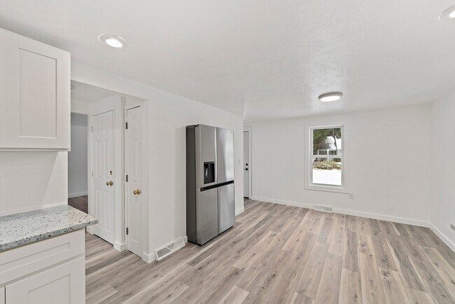 Building Photo - 4 Oaken Bucket Ln