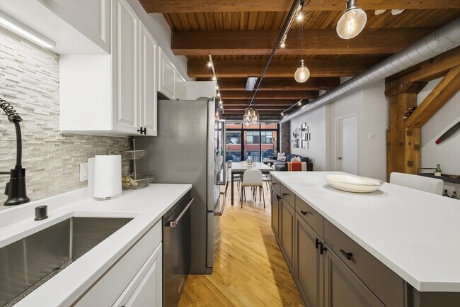 Building Photo - 520 W Huron St