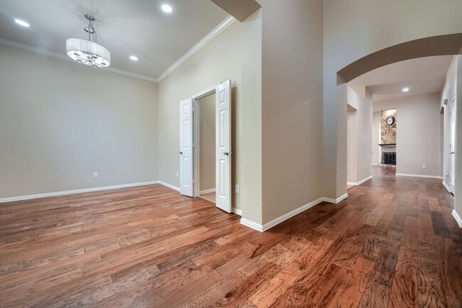 Building Photo - 10525 Sexton Dr