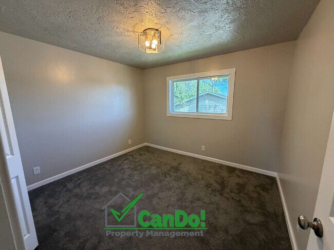 Building Photo - Now Available! Freshly Remodeled 2 bedroom, 1 bathroom apartment in Blackfoot with Fiber Internet.