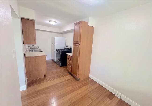 Building Photo - 2528 Homehurst Ave