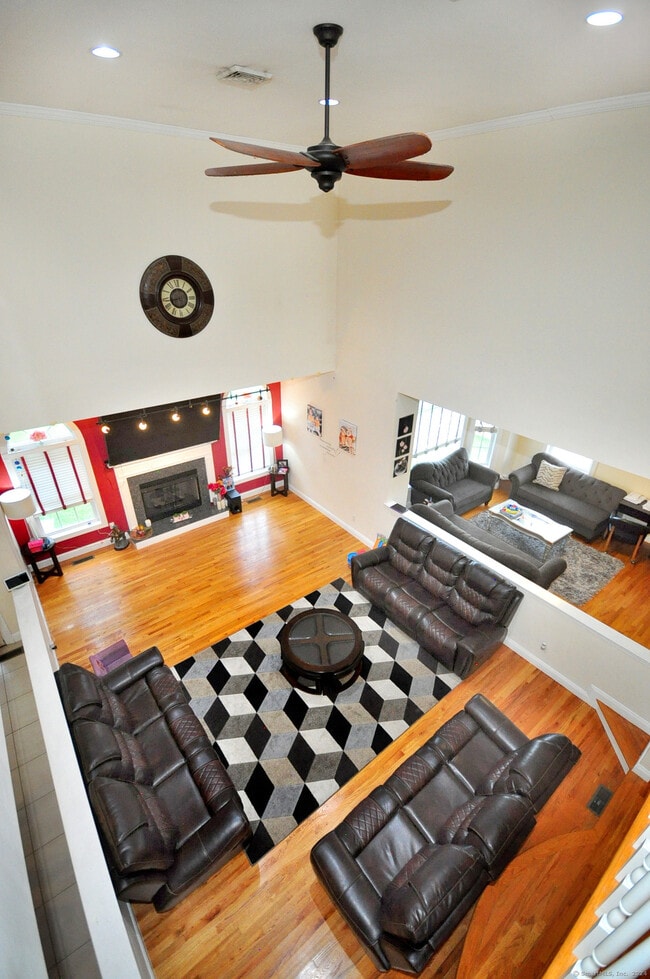 Building Photo - 3 Maplecrest Ln