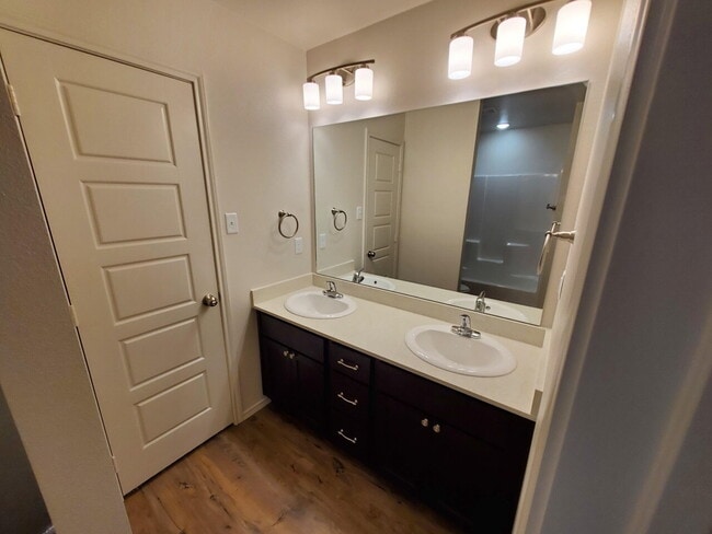 Building Photo - Offering 6 month or 12 month lease /Cooper...