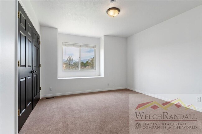 Building Photo - Spacious Single Family Home With Attached ...