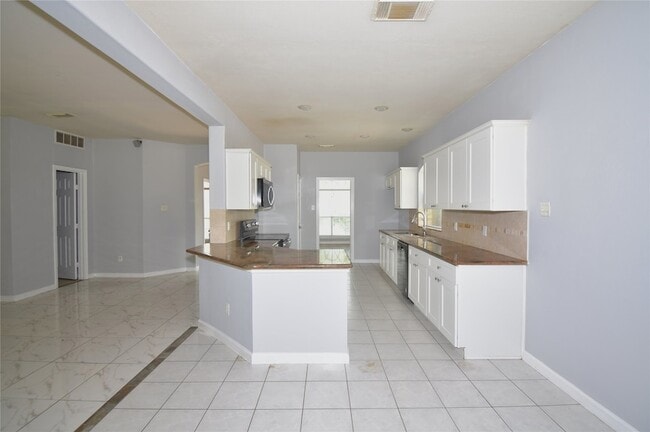 Building Photo - 20703 Whitevine Way