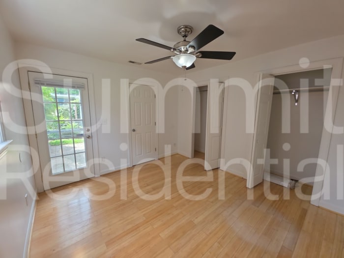 Building Photo - 910 Oakwood Ave