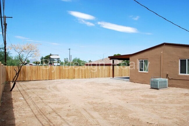 Building Photo - Recently Updated - 3 Bed 2 Bath - Large Ga...