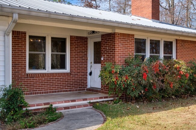 Building Photo - MOVE-IN SPECIAL- $300 OFF FIRST MONTH'S RENT!