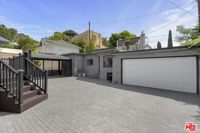 Building Photo - 3084 St George St