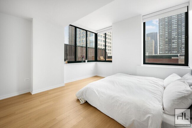 Building Photo - W 60th St