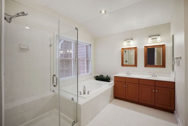 Building Photo - 3 Bedroom 3.5 Bathroom Townhouse// Vienna/...