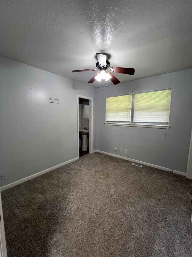 Building Photo - Must see 3 bed, 2 bath home near Downtown ...