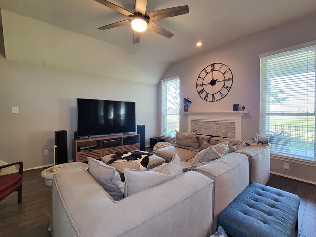 Building Photo - Welcome home to this charming 4-bedroom, 3-bathroom brick house in the desirable Stone Gate commu...