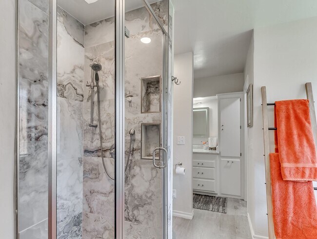 Building Photo - Fully Furnished Short Term Rental