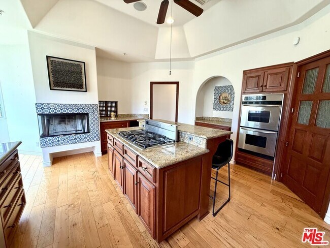 Building Photo - 10827 Pacific View Dr