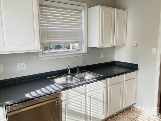 Building Photo - 8004 Strandhill Rd