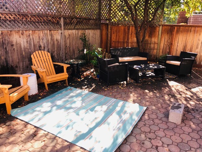 Outdoor patio (shared) - 2012 Stuart St