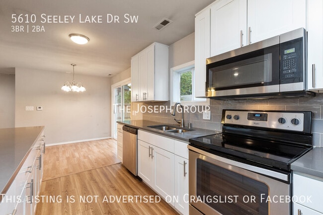 Building Photo - Beautifully updated 3 bed/2 bath in Lakewood!