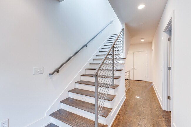 Building Photo - 916 15th Ave
