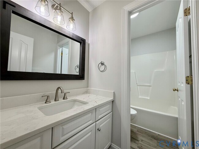 Building Photo - 1625 Southcreek Dr