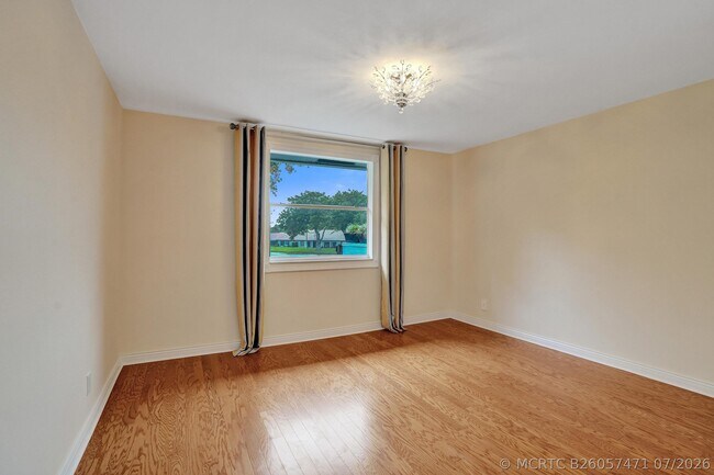Building Photo - 635 Northshore Dr