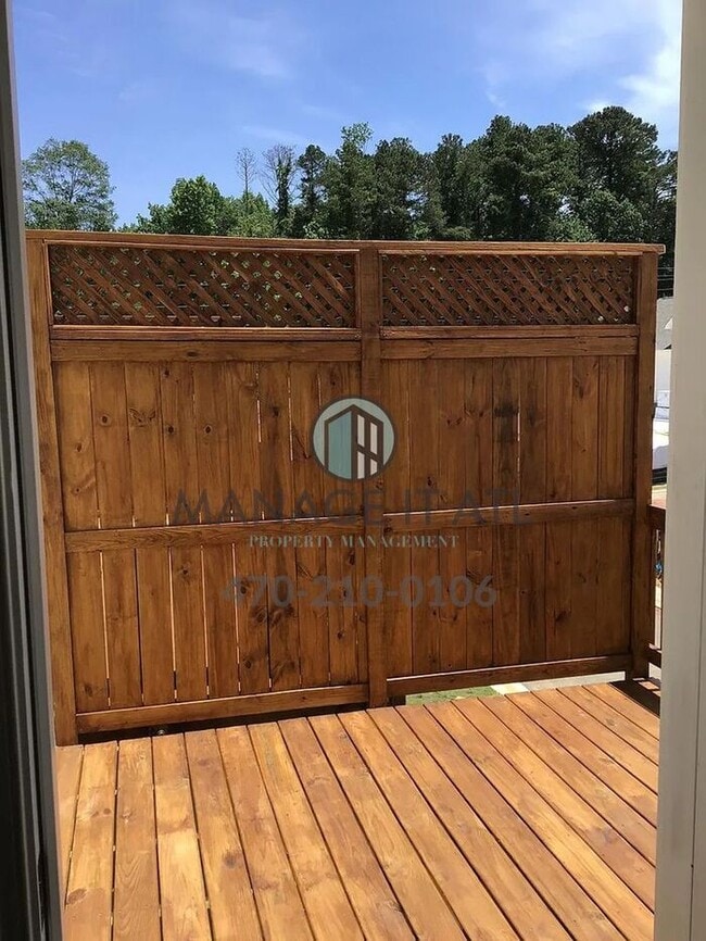 Building Photo - Elegant 3 Bedroom Townhome in a gated comm...