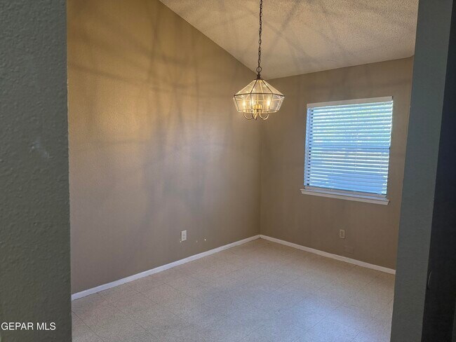 Building Photo - 1531 Common Dr