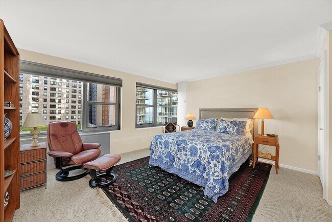 Building Photo - 247 E Chestnut St