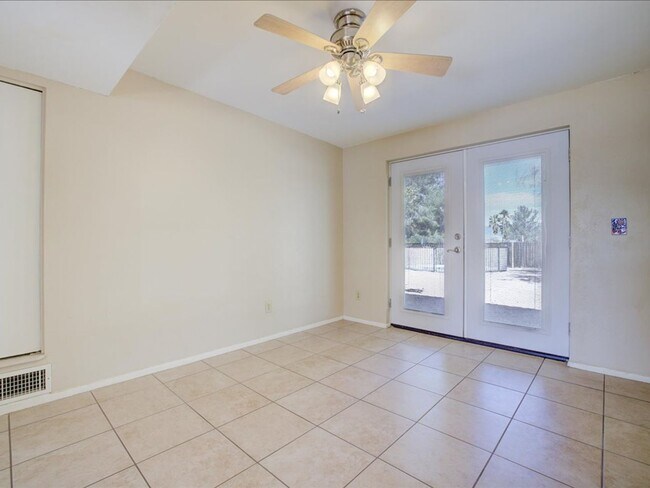 Building Photo - 3 Bedroom 2 Bathroom