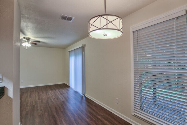 Building Photo - 1219 Crestview Ave