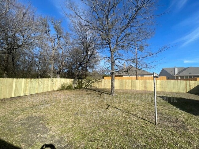 Building Photo - 701 S Valentine Dr