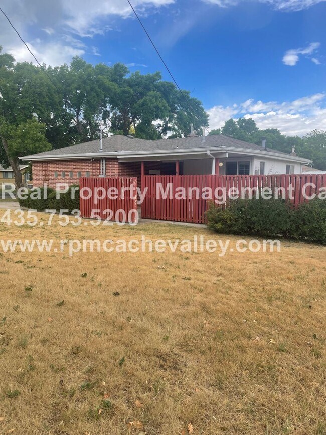 Building Photo - 5 bedroom home close to USU! Pet friendly.