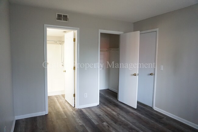 Building Photo - 2BR/2BA Condo - Great Location in Midtown Wilmington on Holly Tree / $1,199 /month Includes Water...