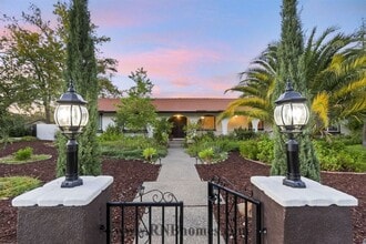 Building Photo - 4305 Whispering Oak Cir