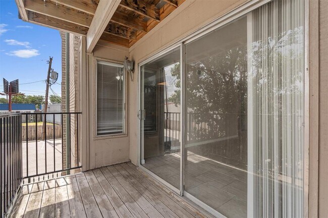 Building Photo - 2600 Penny Ln
