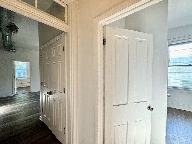 Building Photo - 4 bed/2 full bath Rental on Warner - Mins ...