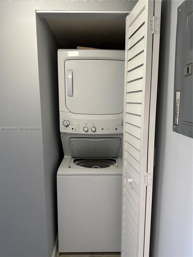 Building Photo - 1080 N Franklin Ave