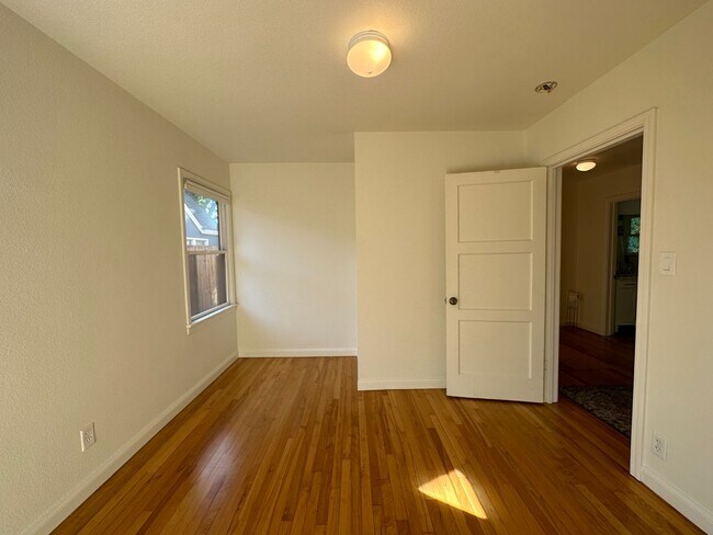 Building Photo - 406 N Santa Cruz Ave