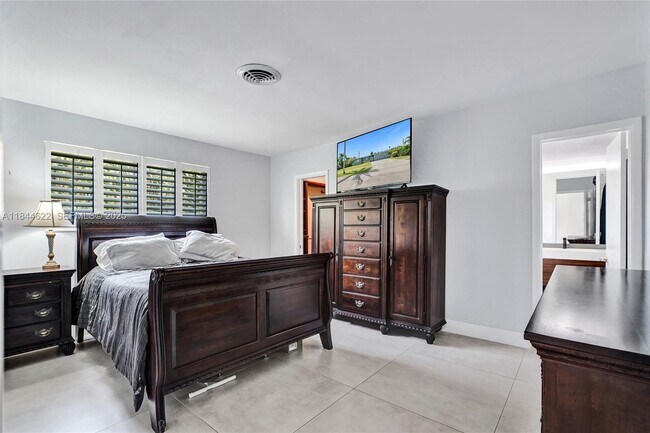 Building Photo - 1940 NE 185th Terrace