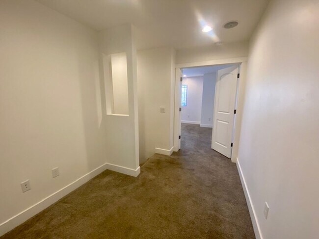 Building Photo - SPACIOUS TOWNHOME IN WASHINGTON