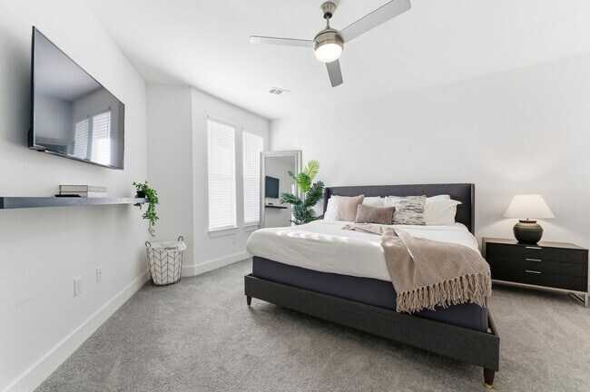 Building Photo - 220 Bill Kennedy Wy SE