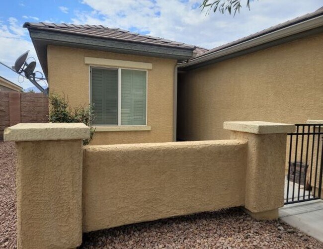 Building Photo - Single story with lots of tile in living a...