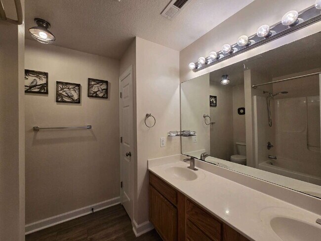 Building Photo - "Charming 2-Bed Townhouse Retreat on Streamwood Drive – Perfect Balance of Comfort and Convenience!"