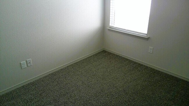 Building Photo - Immaculate Single Level Northeast Home With Refrigerated Air Located In Quiet Neighborhood